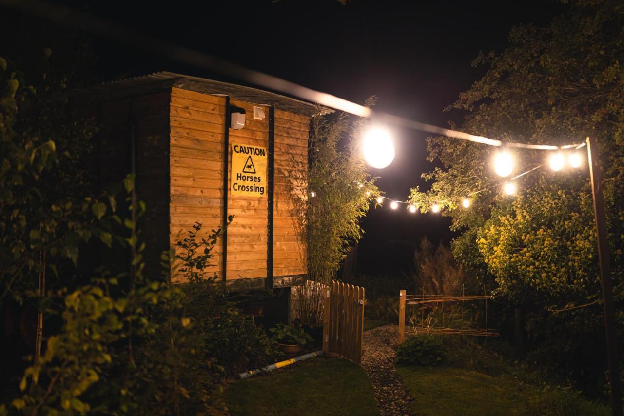 The Horrrsebox Tinyhouse Glamping Hotel Garadice Exterior photo